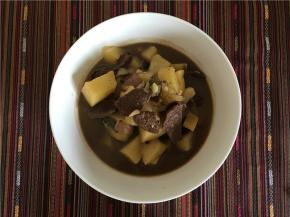 砂锅很烫哟，注意使用安全，不要用滴水的抹布去接触很烫的砂锅哟。这道家常菜营养又下饭，牛肉是补充蛋白质、补血的佳品哟。