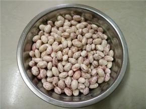 将花豆剥好，洗净装进碗中待用