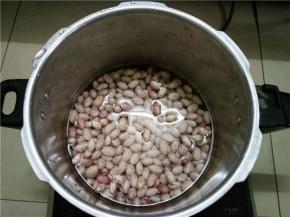 花豆进高压锅装水，煮开后，压制8分钟