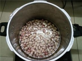花豆进高压锅装水，煮开后，压制8分钟