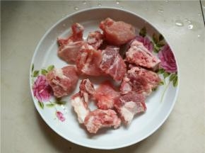 排骨洗净装盘待用