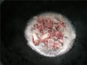洗净的排骨入锅焯水，去掉血水