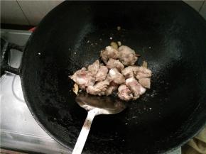 花生油烧热，加入辣椒、生姜，炒出香味，放入焯好的排骨翻炒