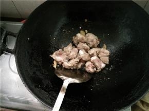 花生油烧热，加入辣椒、生姜，炒出香味，放入焯好的排骨翻炒