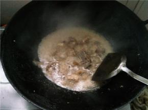 炒出香味的排骨加水、盐、酱油闷熟