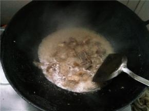 炒出香味的排骨加水、盐、酱油闷熟
