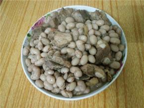 将煮好的花豆倒入闷好排骨的锅里，翻炒均匀，盛盘即可