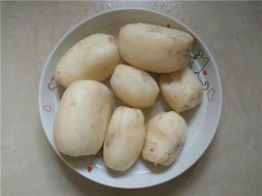 藕段刮皮洗净待用