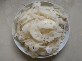 将洗净的藕段切片，拿一个盘子装着待用