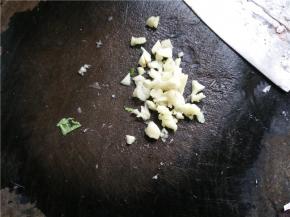 将一瓣蒜切成蒜末待用
 
