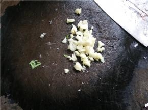将一瓣蒜切成蒜末待用
 
