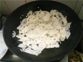 将蒜末下锅爆香，将切好的藕片下锅翻炒