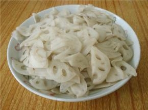 将炒好的藕片出锅盛盘即可