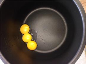 将电压力锅的盆擦干，再另外准备一个容器擦干，不能有水。将蛋清与蛋黄分离，分别放入各自容器中。