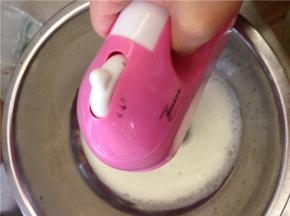 蛋清里加一点点的盐，和一勺糖，用打蛋器顺一个方向继续不停地打。打一会再加一勺白糖，继续打打至奶油状