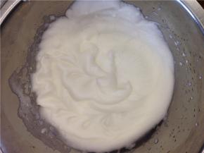 直到打蛋器或者筷子可以在碗里立起来，容器倒扣蛋白不会掉下来就可以了。