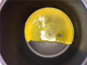 在蛋黄盆中，加入3大勺面粉，3勺白糖，半袋牛奶，以及前面分离出来的3个蛋黄搅匀