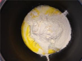 搅匀后分两次加入打好的蛋白，搅拌的时候应上下搅动不能打圈，不然打发好的硬性泡会被搅掉。