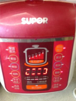 倒入搅好的面浆，盖上盖。按下蛋糕键（电饭煲可以用煮饭键），用毛巾堵住出气口，大概20分钟就可以啦。