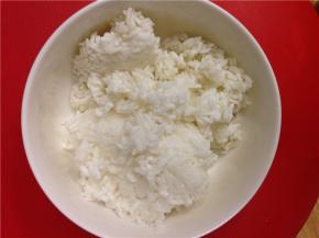 先将冰箱里的米饭拿出来，缓一下。