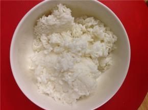 先将冰箱里的米饭拿出来，缓一下。