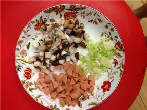 将鸡蛋炒成小块，盛出来。将蘑菇、火腿切成小丁，再切点葱丝。