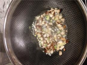 炒锅倒入少量油，烧热后加葱花炒香，将蘑菇倒入，放入生抽、糖翻炒2分钟。
 
