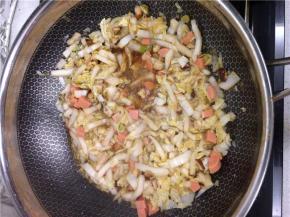 然后倒入白菜及火腿继续翻炒3分钟