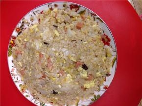 将米饭及鸡蛋倒入一起翻炒，最后放盐。然后盛出来装盘，香喷喷的炒饭便做好了。