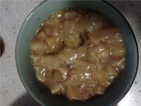 先将鸡脯肉切成小方块，加入蛋清、胡椒粉、淀粉腌制7-8分钟。