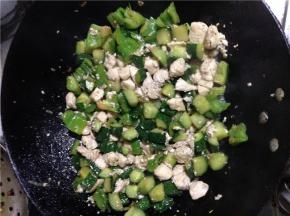 加入糖、盐，倒入炒好的鸡丁，再炒5分钟。