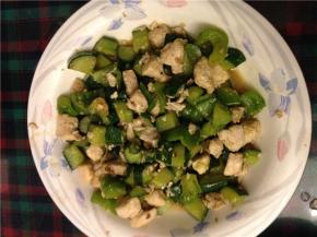 然后盛出来装盘，便做好了。