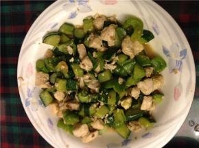 然后盛出来装盘，便做好了。