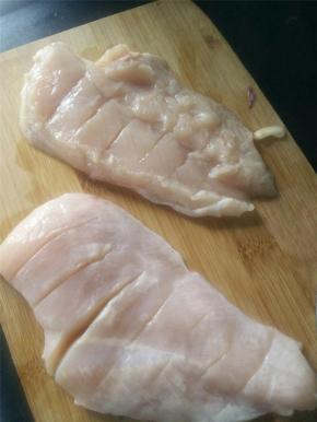 将鸡胸肉切横刀。
