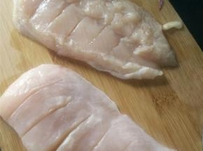 将鸡胸肉切横刀。
