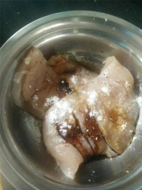 用少许酱油、盐、淀粉、五香粉将鸡肉腌制15分钟
