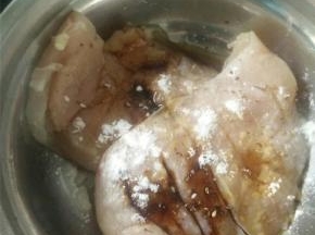 用少许酱油、盐、淀粉、五香粉将鸡肉腌制15分钟