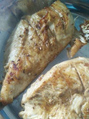 锅里热油，将鸡肉在锅中煎至两面金黄