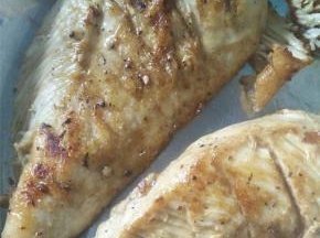 锅里热油，将鸡肉在锅中煎至两面金黄