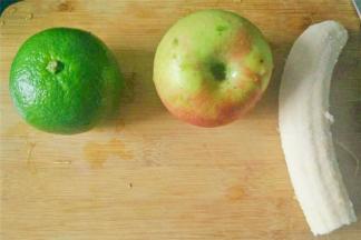 将橘子、香蕉、苹果洗净切块。