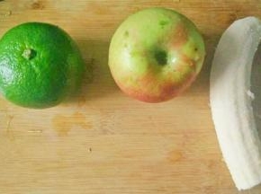 将橘子、香蕉、苹果洗净切块。