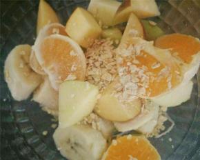 将燕麦撒在水果块上