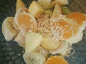 将燕麦撒在水果块上