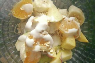 将酸奶浇在燕麦片上
