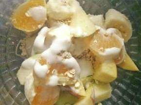 将酸奶浇在燕麦片上
