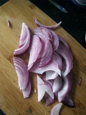 洋葱、油麦菜洗净切成段备用。
