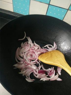 热油炒香姜蒜，小洋葱片。