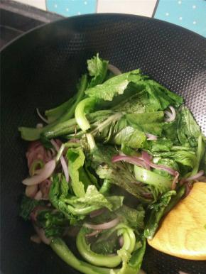 然后倒入油麦菜大火翻炒，加入少许盐、酱油。