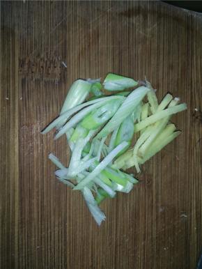 热锅凉油，油热之后下葱姜蒜炒香。