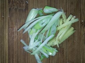 热锅凉油，油热之后下葱姜蒜炒香。